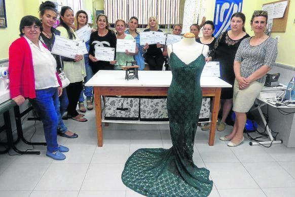 Alumnas del curso de costura con el método JARA mostrando su título